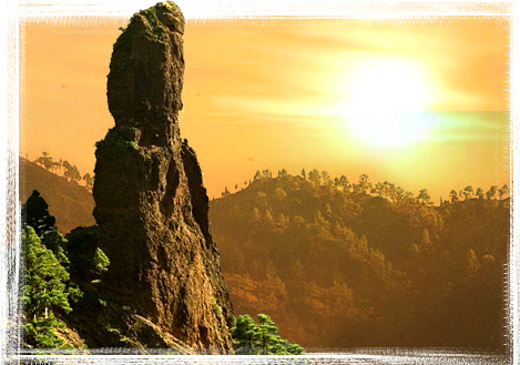 Roque Idafe, en La Palma, con Sol al fondo