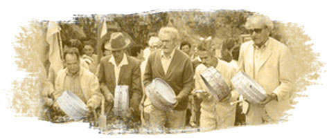 Ancianos isleos tocando tambores